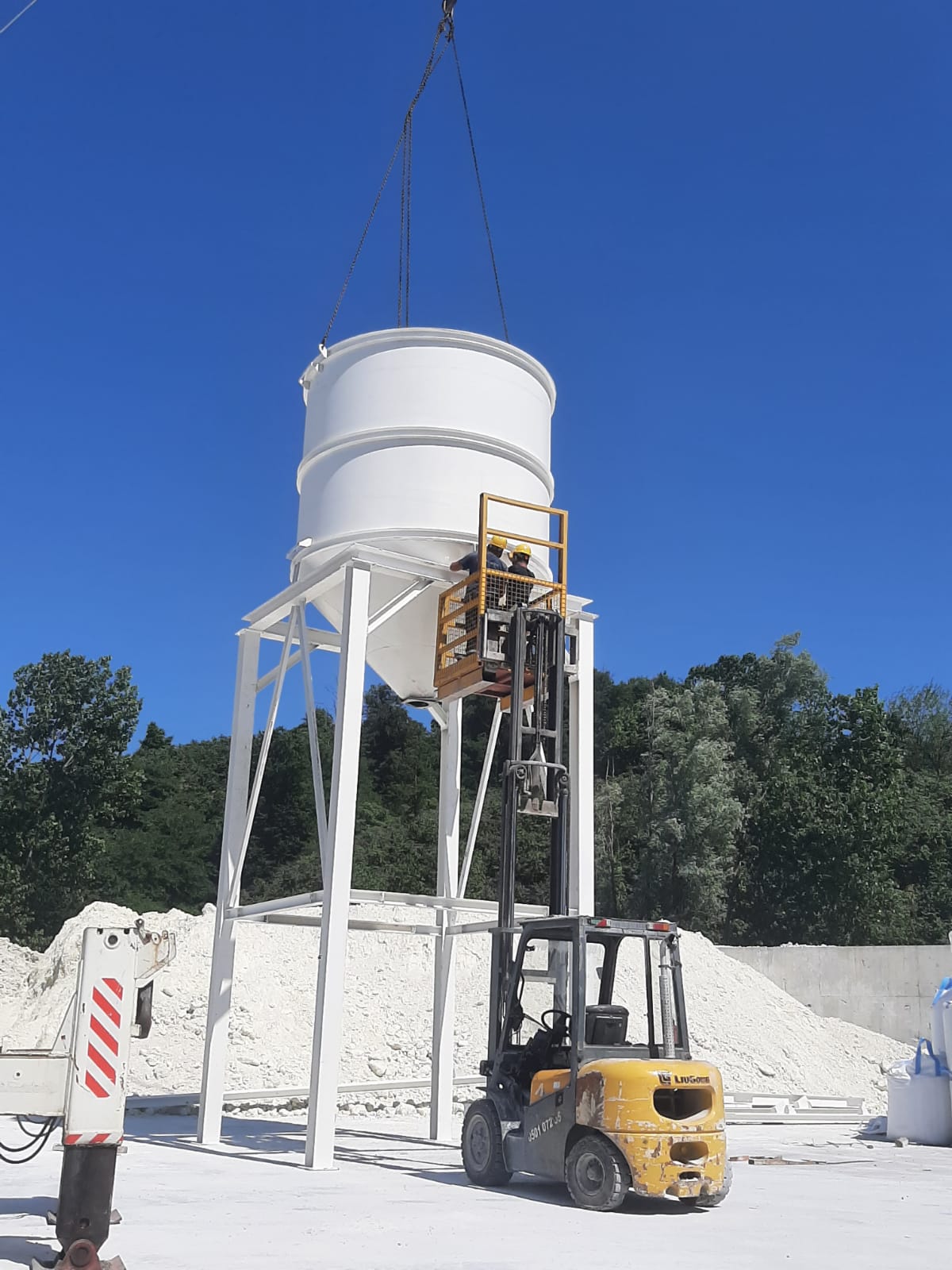 Vinçle sahaya yerleştirilen çelik ayaklı silo montajı