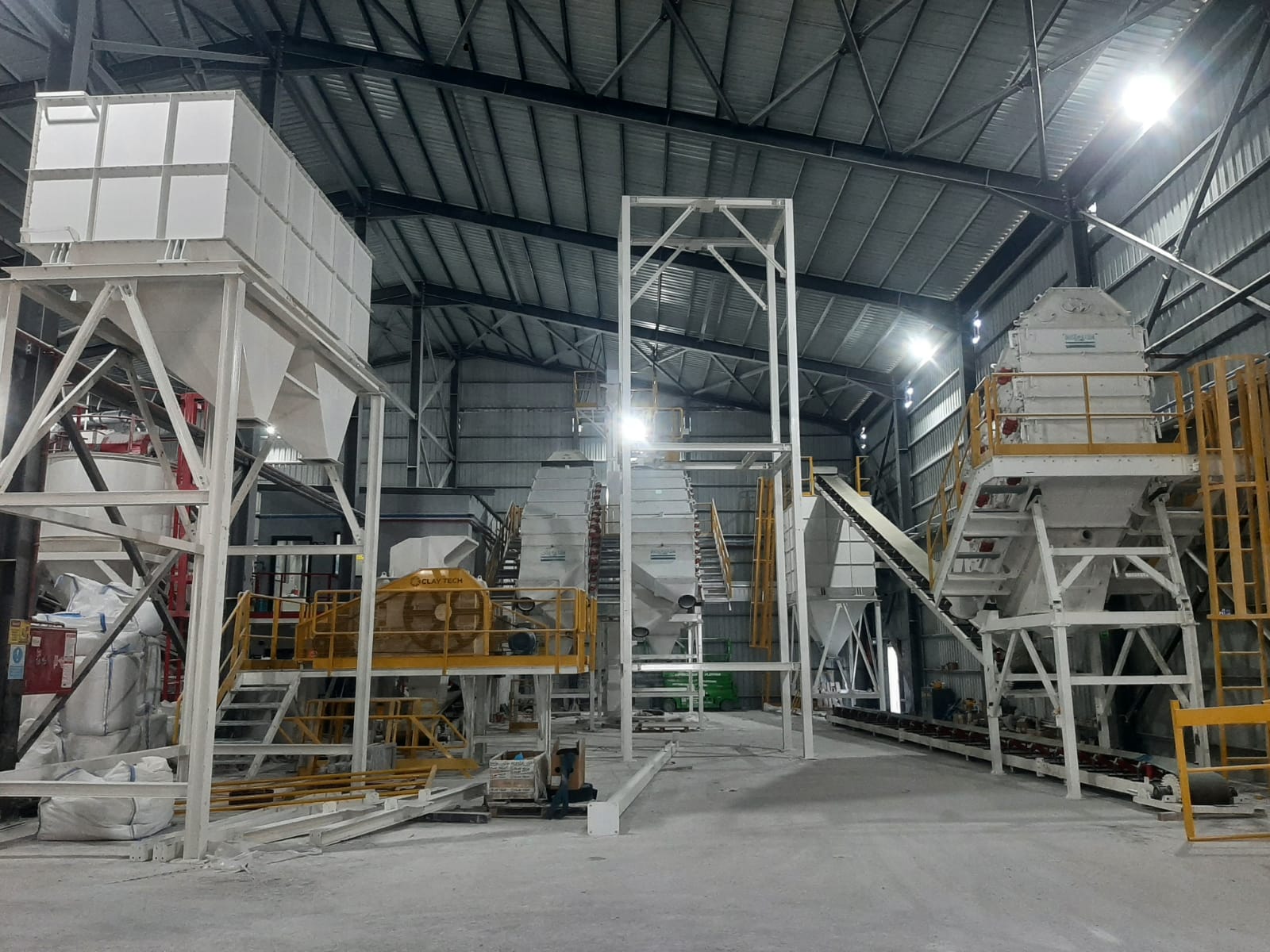Vizyon Makina tarafından kurulan silo ve besleme sistemlerinin genel görünümü
